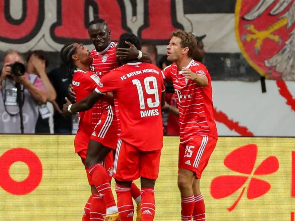 Trifft auch im Trikot der Bayern Die Bayern bejubeln einen Treffer.