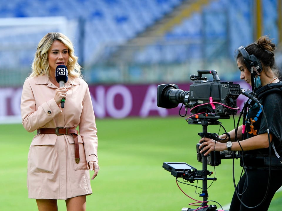 Die italienische Reporterin Diletta Leotta geht vor der Serie-A-Partie Lazio - Inter für «DAZN» auf Sendung. Das Spiel endet 1:1.