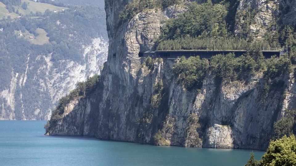 Trassee der Axenstrasse über dem Urnersee