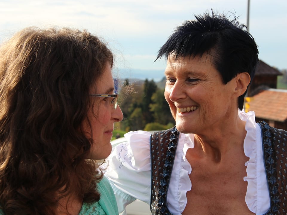 Katia Ambrosini und eine Rüeterswilerin lachen sich gegenseitig an.