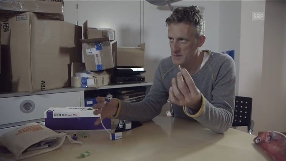 Luzi zeigt die LittleBits.
