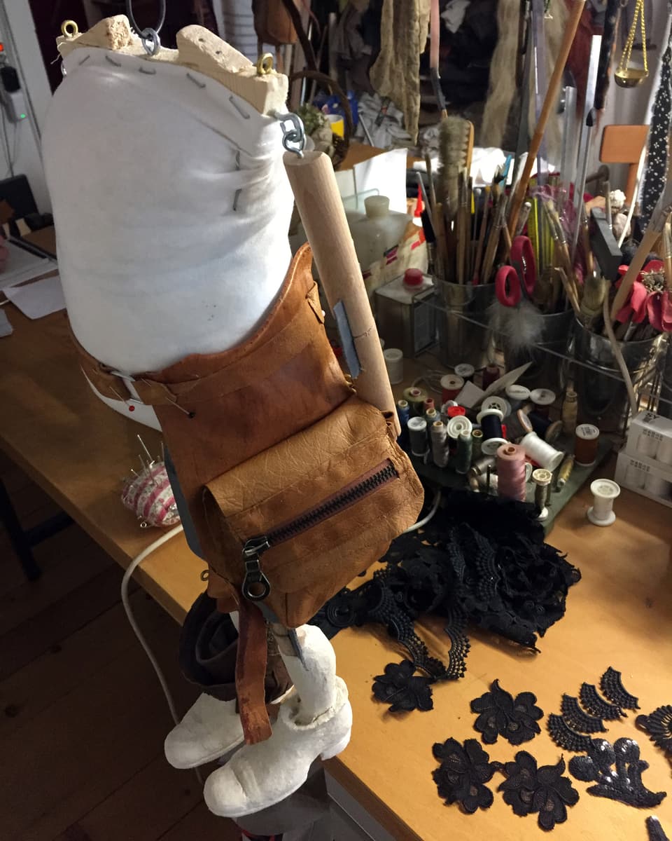 Eine in Arbeit befindliche Marionetten-Figur mit Füssen, Beinen und Oberkörper.