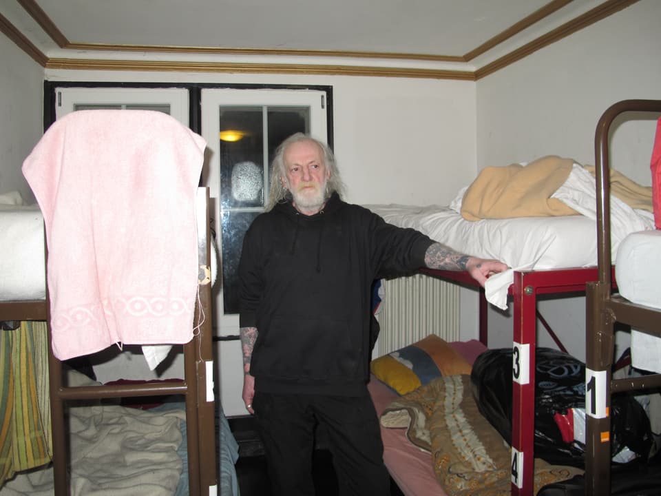 Mario Stegmann steht zwischen den Kajütenbetten in einem Zimmer im Sleeper.