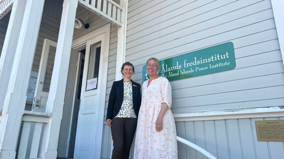 Die beiden Verantwortlichen Petra Granholm und Liz Lindvall stehen vor dem åländischen Friedensinstitut.