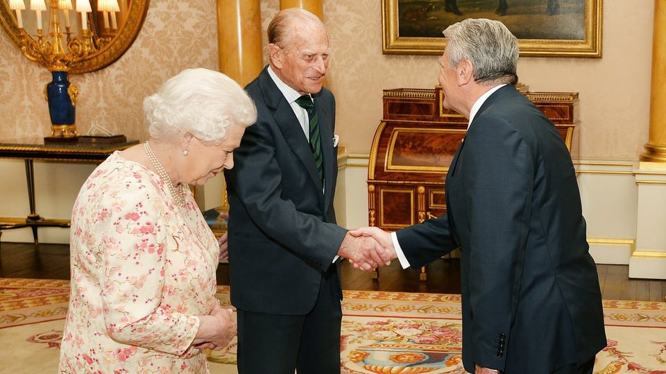Prinz Philip und die Queen empfangen Gauck (ohne Ton)
