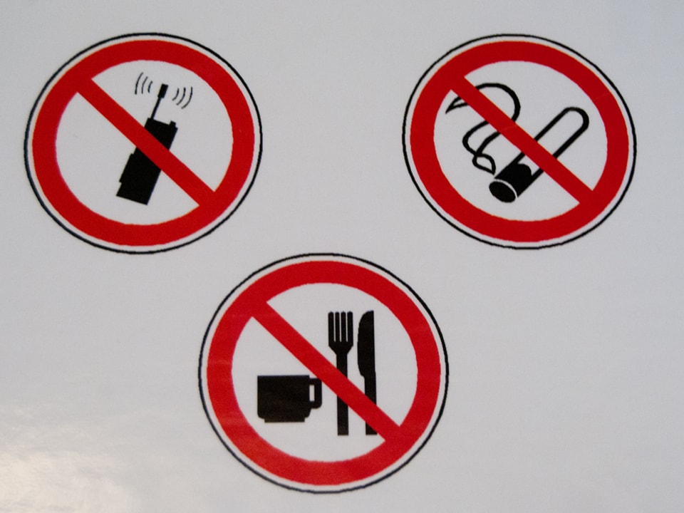 Kein Handy, keine Zigaretten und keine Ess-, bzw. Trinkwaren. Alles Vorschriften, die im Radiostudio streng eingehalten werden müssen. 