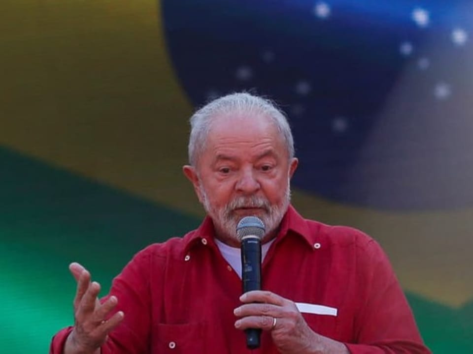 Luiz Inácio Lula da Silva hält eine Rede.