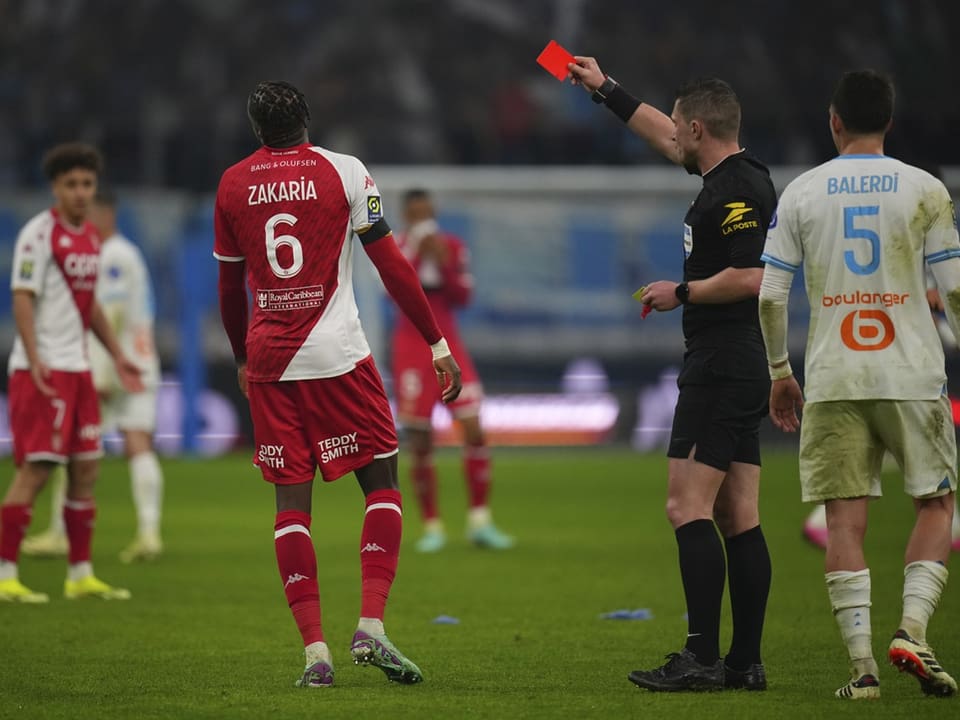 Der Schiedsrichter zeigt Denis Zakaria die rote Karte. 