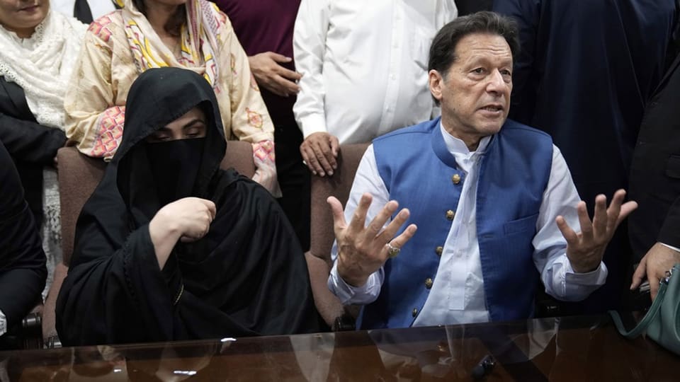 Imran Khan und seine Ehefrau Bushra Bibi