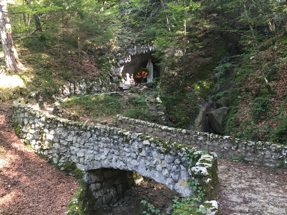 Fuss-Brücke aus Stein