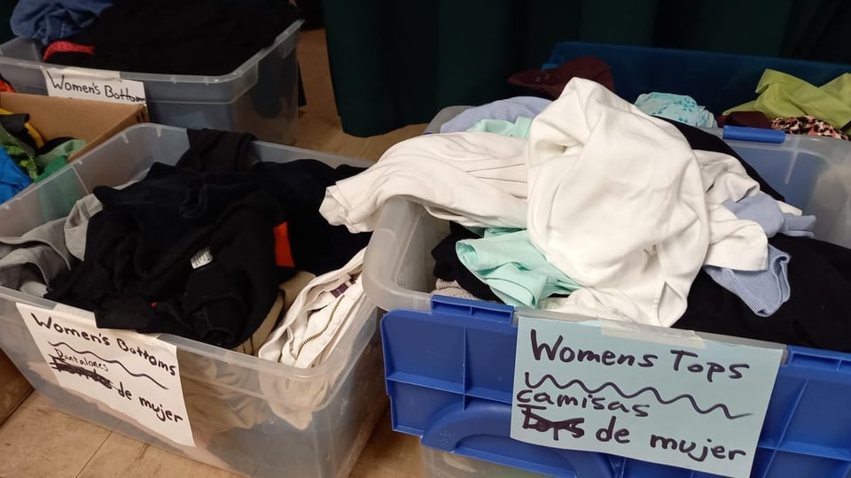 Behälter mit Kleidern im Keller der United Methodist Church.