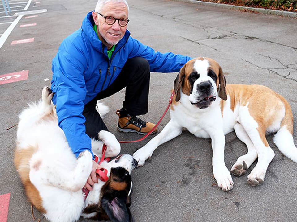 Peter Glaus mit seinen beiden Hunden.