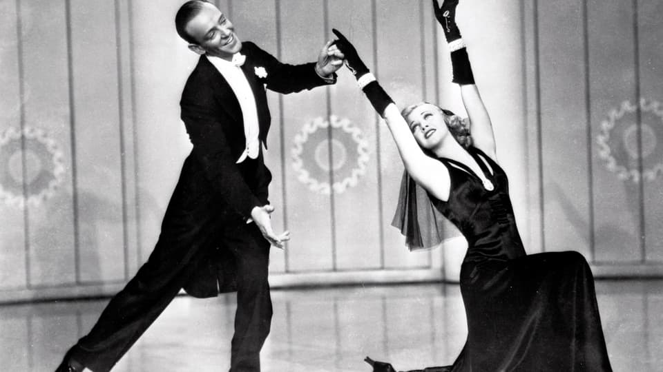 Fred Astaire im Frack, tanzend mit Ginger Rogers.