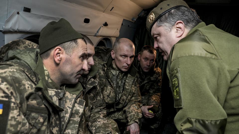 Der ukrainische Präsident Petro Poroschenko im Gespräch mit freigelassenen Gefangenen. 