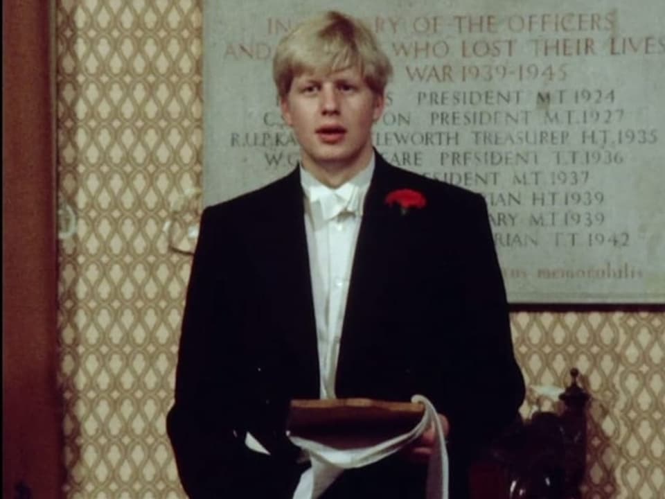 Junger Boris Johnson in Anzug spricht vor Publikum.