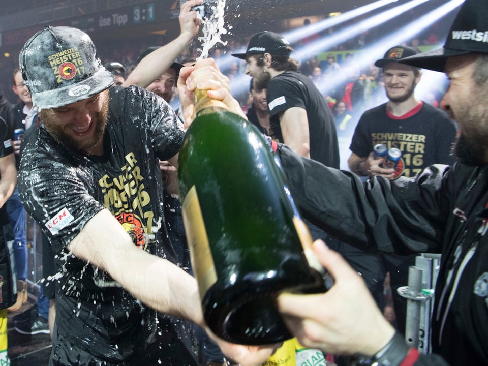 Ein SCB-Spieler wird mit Champagner überschüttet.