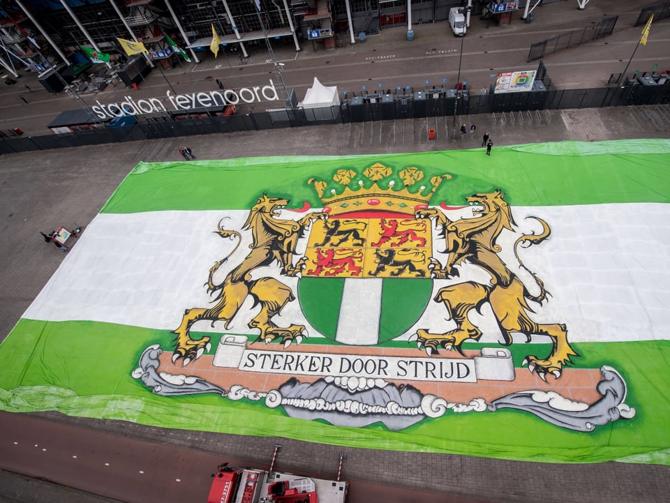 Riesiges Feyenoord-Wappen vor dem Stadion