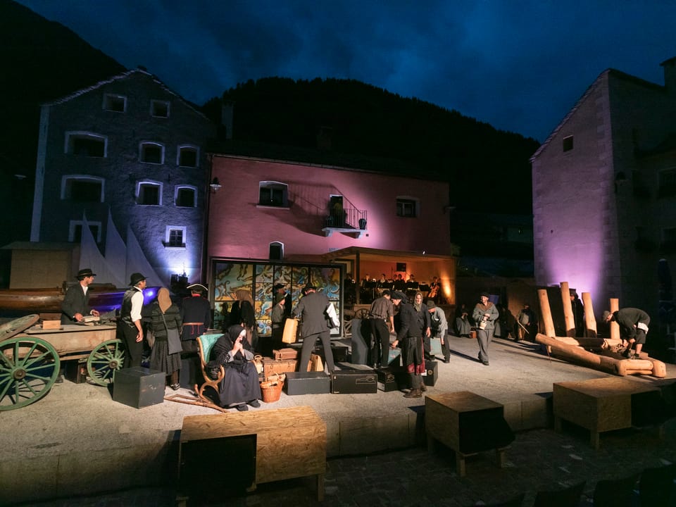 Der stimmungsvole Dorfplatz von Simplon Dorf wird zur Bühne für die eigene Geschichte.