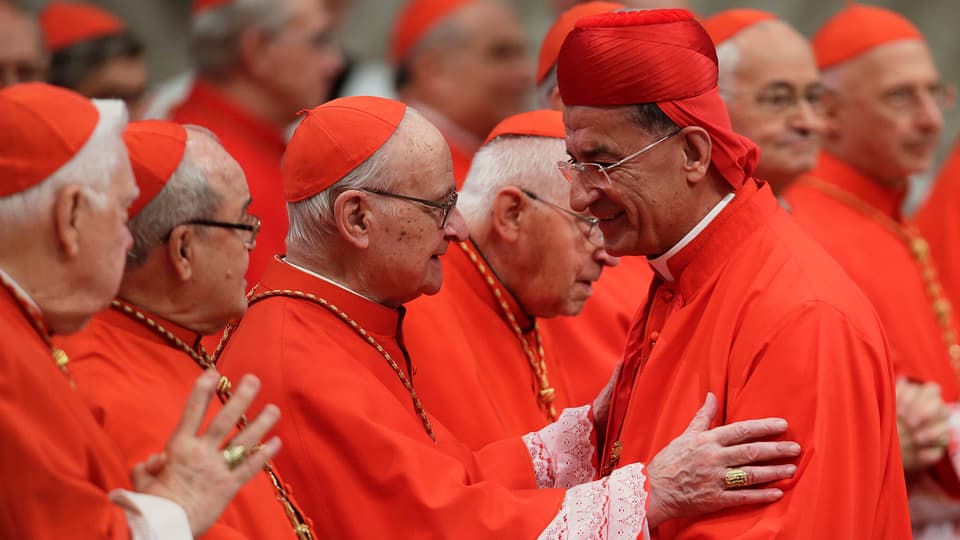Kardinalskollegen gratulieren Pierre Béchara Raï im November 2012 zu seiner Ernennung zum Kardinal.