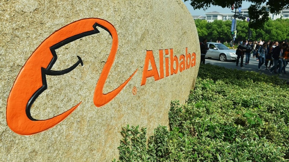 Alibaba-Logo auf einem Stein.