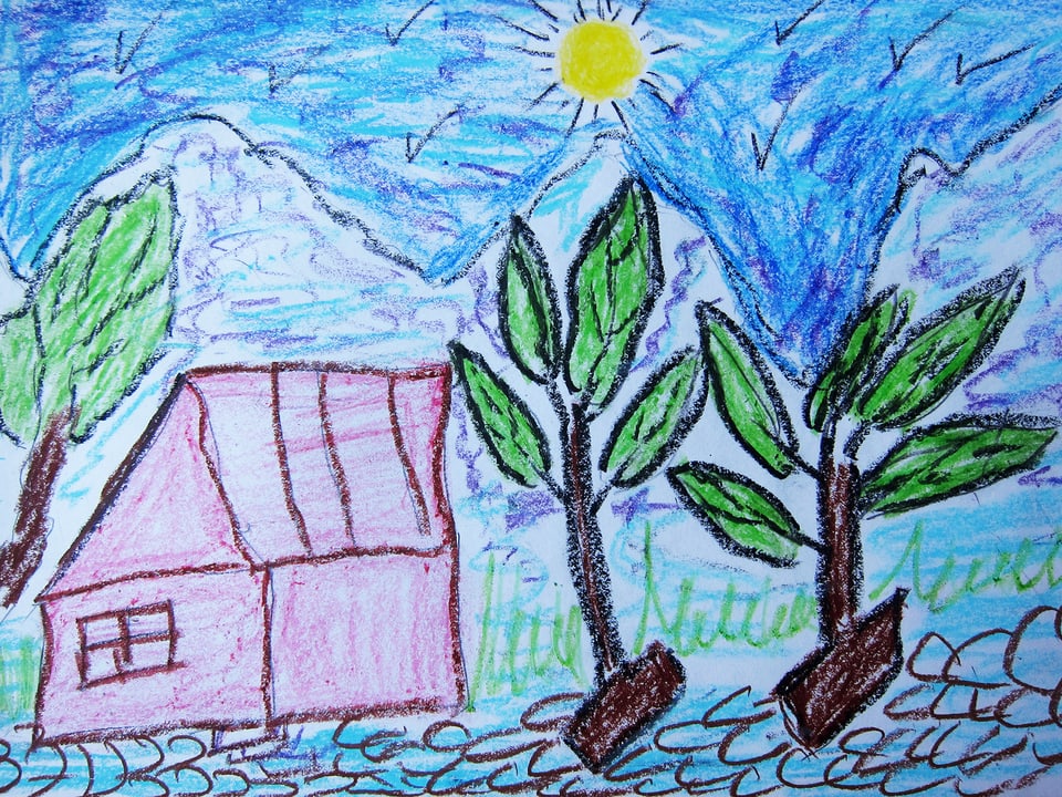 Zeichnung eines Hauses neben Bäumen, im Hintergrund Berge und die Sonne am Himmel.