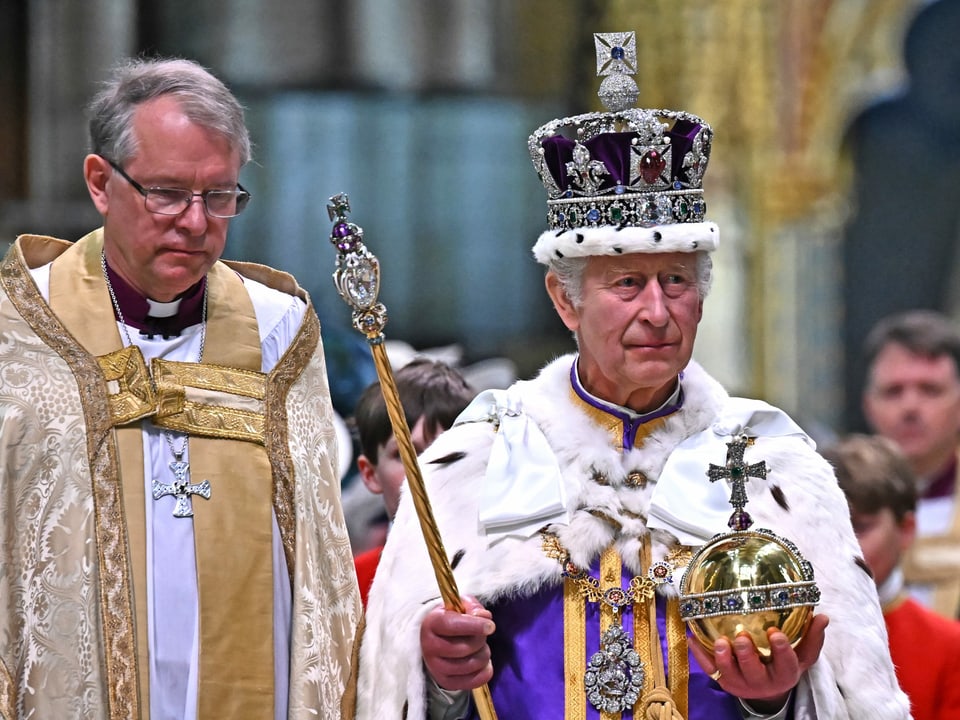 König Charles verlässt nach seiner Krönungszeremonie die Westminster Abbey.
