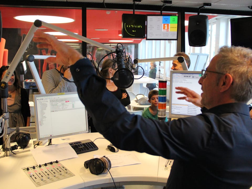 Im Radiostudio schwingt Dani Fohrler seine Arme, wie wenn er dirigieren würde.