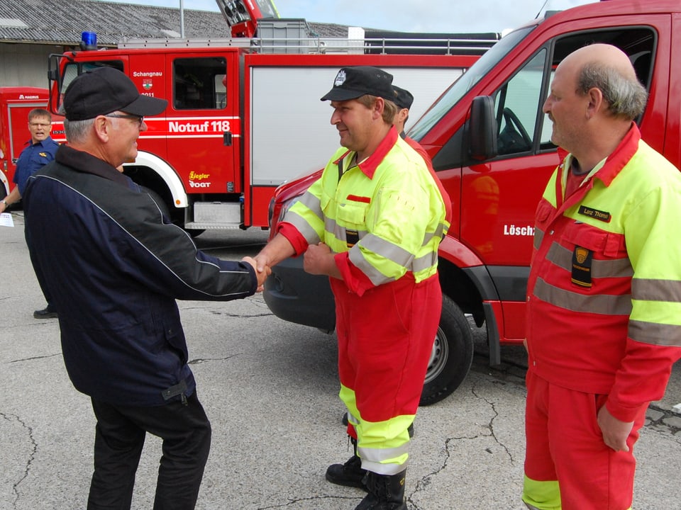 Regierungsstatthalter Markus Grossenbacher verabschiedet sich per Handschlag von "seinen" Emmentaler Feuerwehrmannen. 