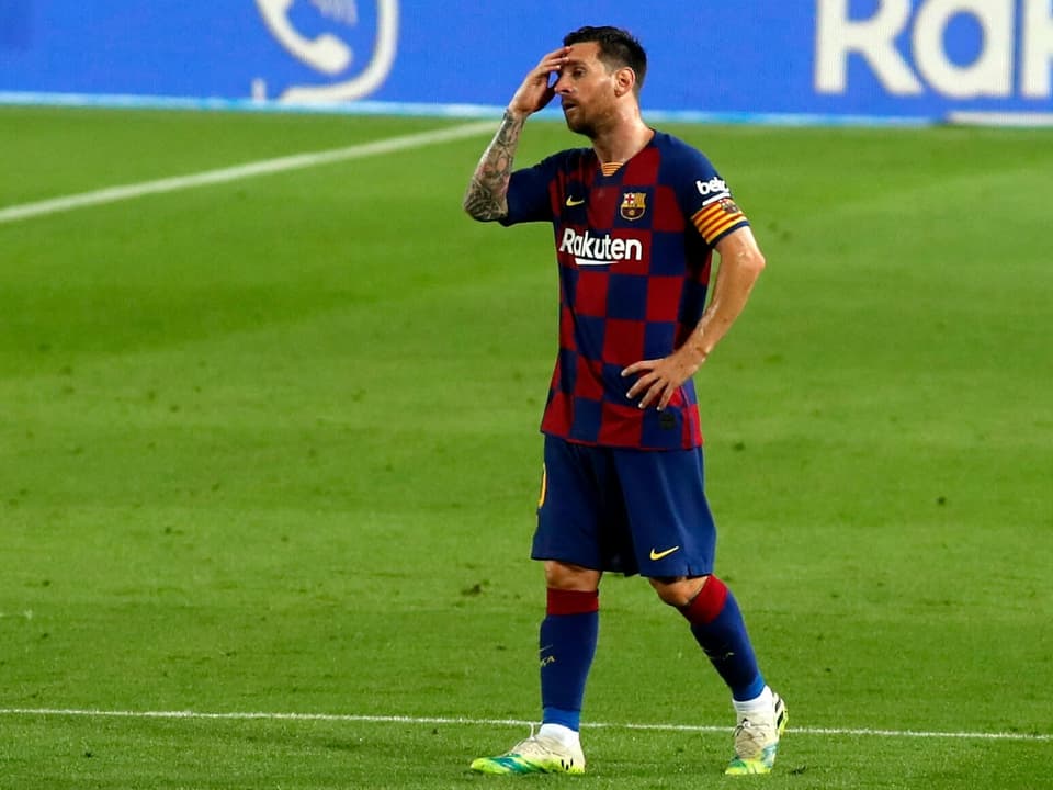 Lionel Messi langt sich an den Kopf