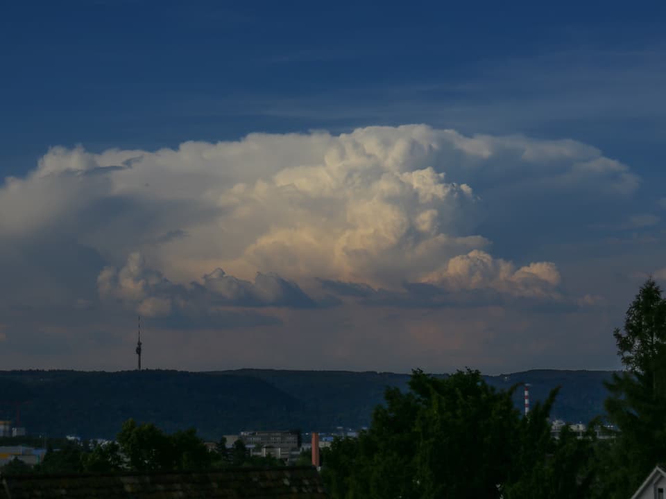 Eine Gewitterwolke über der Chrischona bei Basel.