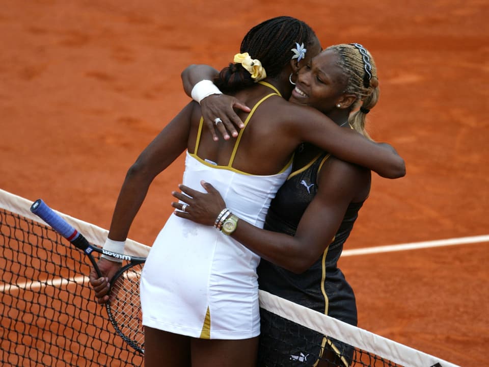 Serena Williams und Venus Williams umarmen sich.