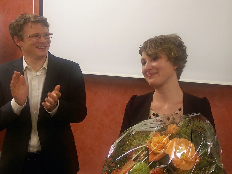 Jonas Fricker applaudiert Irène Kälin. 