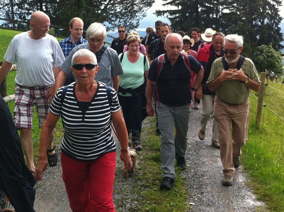 Eine Gruppe von Wandererinnen und Wanderern, mitten drin Ueli Maurer.