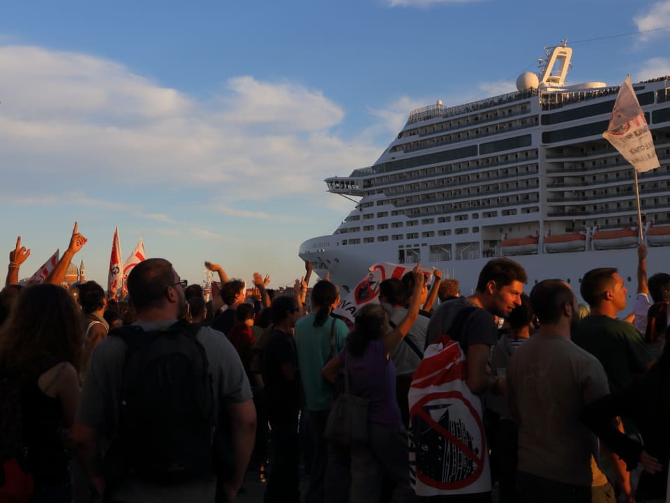 Venezianerinnen und Venezianer protestieren vor einem Kreuzfahrtschiff, das an Venedigs Ufern angelegt hat.