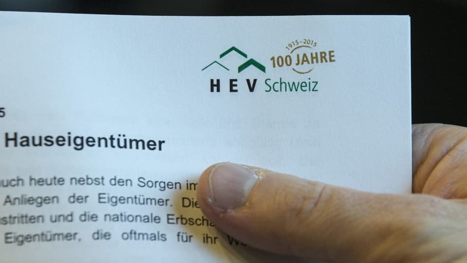 Finger auf Blatt mit HEV-Logo in Kopfzeile