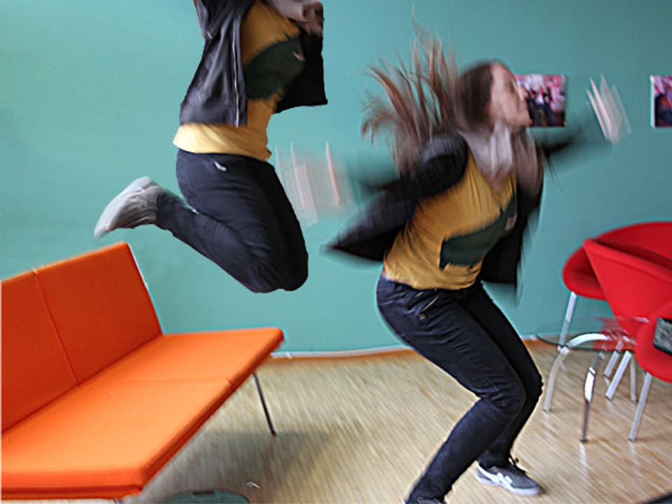 Vom Sofa springen soll angeblich Glück bringen.