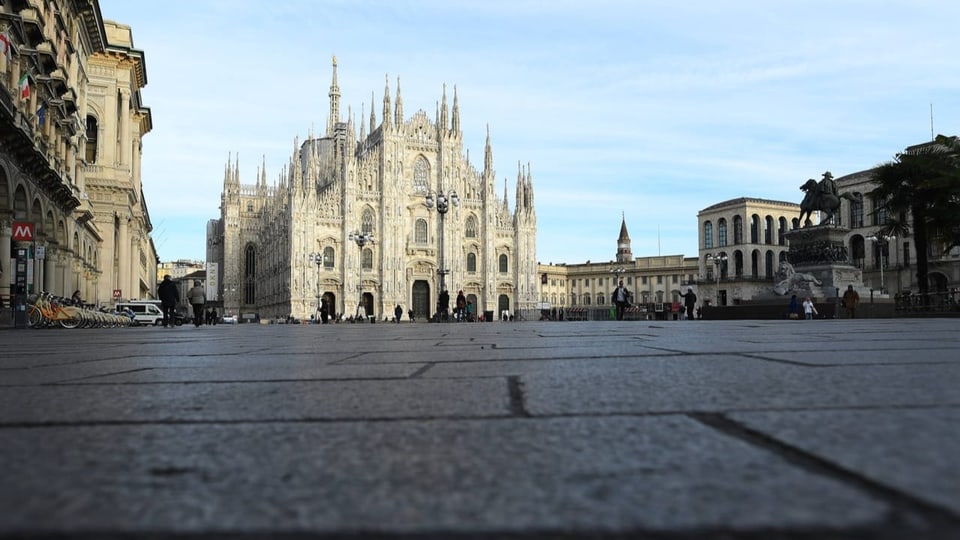 Imagen de la plaza frente a la Catedral de Milán.