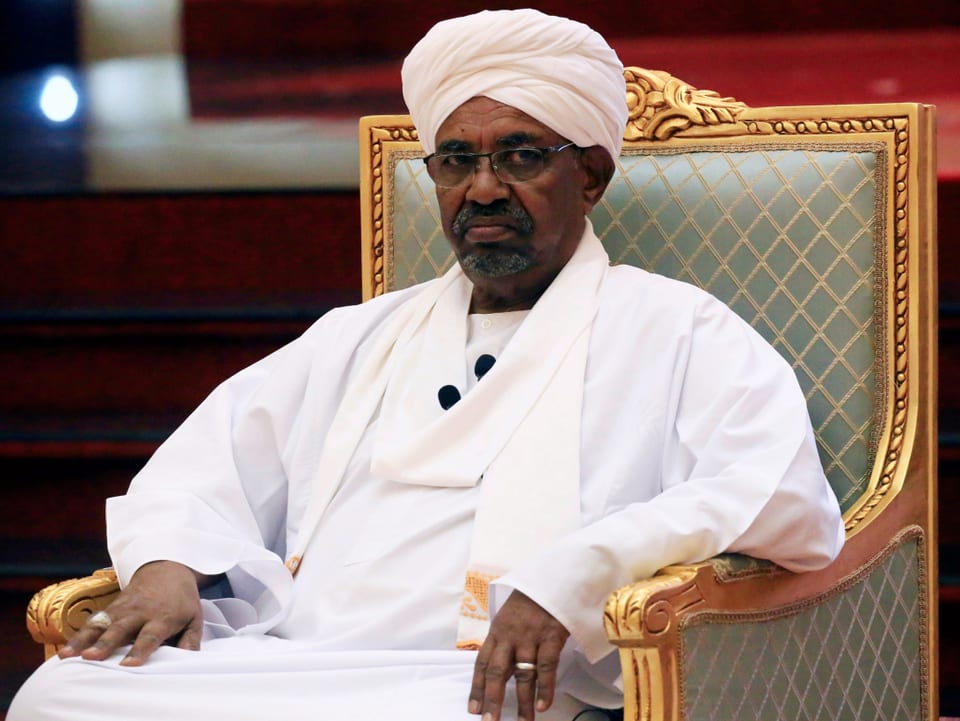 Sudans Präsident Omar al-Baschir sitzt auf einem Stuhl.