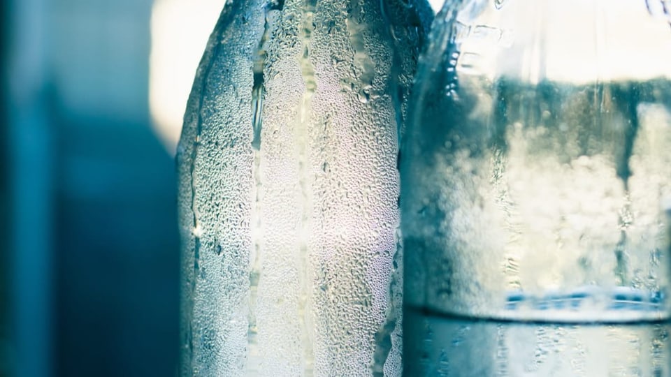 Wasserflaschen aus Glas.