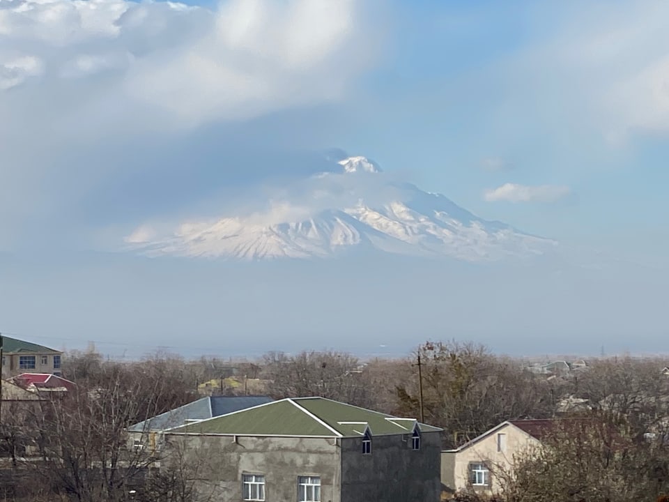 Der Berg Ararat von Nachitschewan aus gesehen.