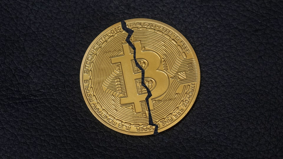 Bitcoin-Münze mit Bruchlinie in der Mitte