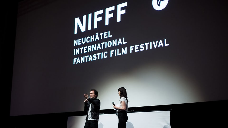 Ein Regisseur stellt am NIFFF 2016 seinen Film dem Publikum vor.
