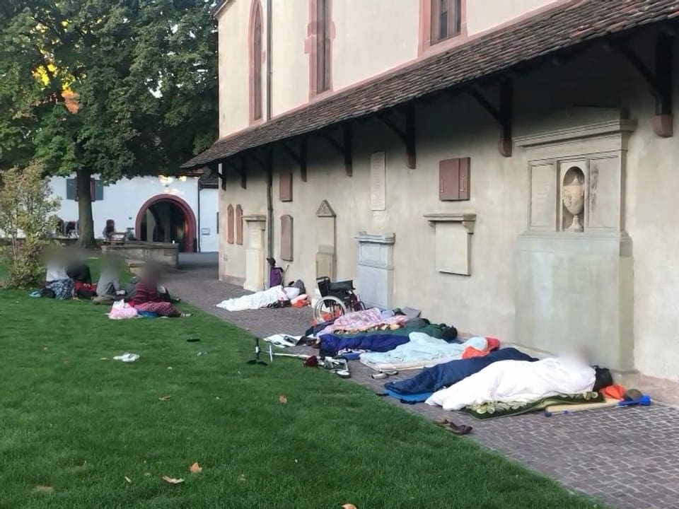 Menschen übernachten in einem Park.