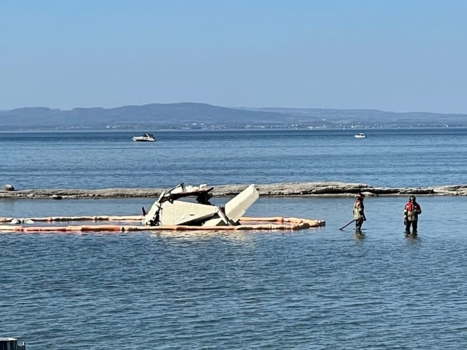 Rettungskräfte arbeiten am Flugzeugwrack im Bodensee