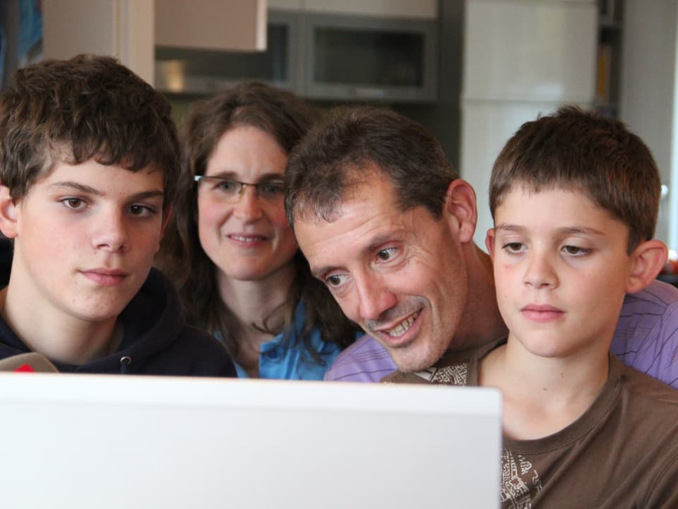 Die Familie Ambrosini vor dem Computer.