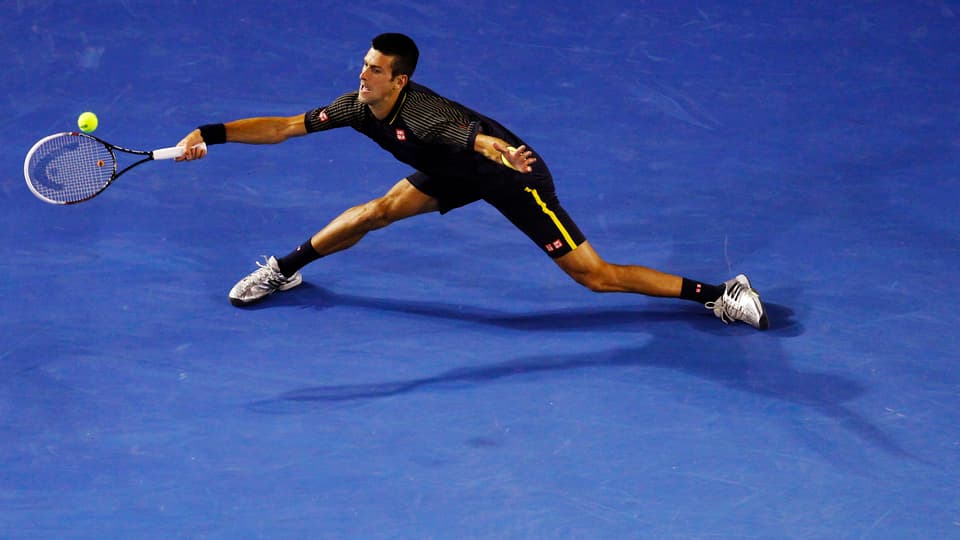Novak Djokovic muss sich gegen Stanislas Wawrinka strecken.
