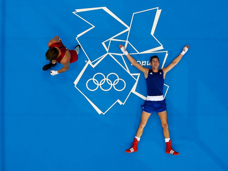Der 28-järhige Boxer Alexis Vastine liegt nach einem Schiedsrichterentscheid an den Olympischen Spielen in London 2012, enttäuscht am Boden des Rings. (reuters)