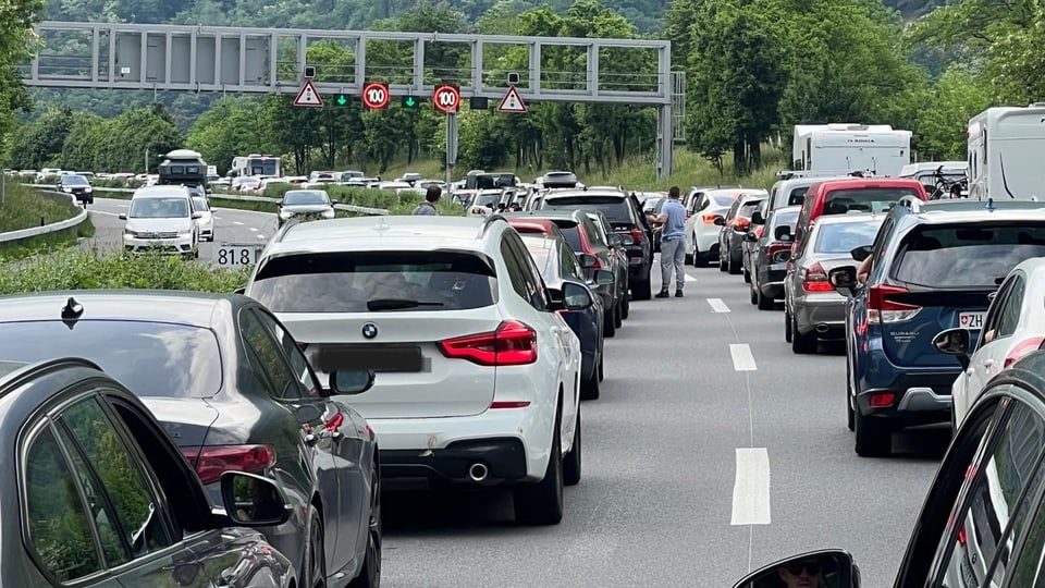 Verkehrsstau auf der Autobahn mit vielen Autos.