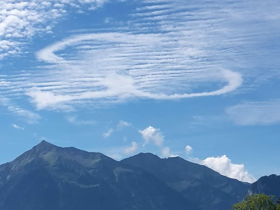 Eine kreisförmige Wolke.