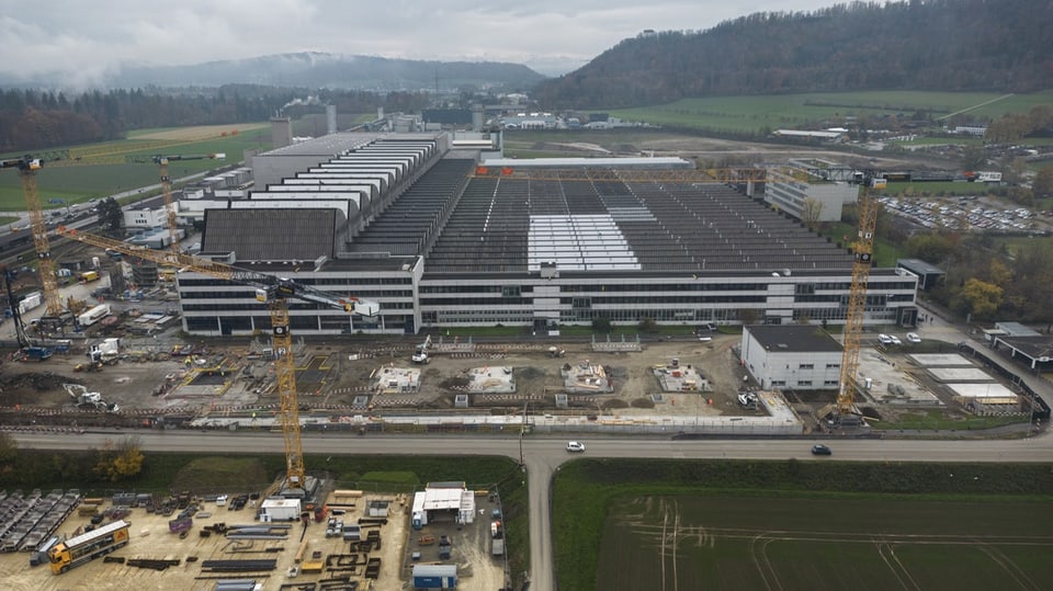 Blick auf industrielle Anlage von oben; mit Baukränen